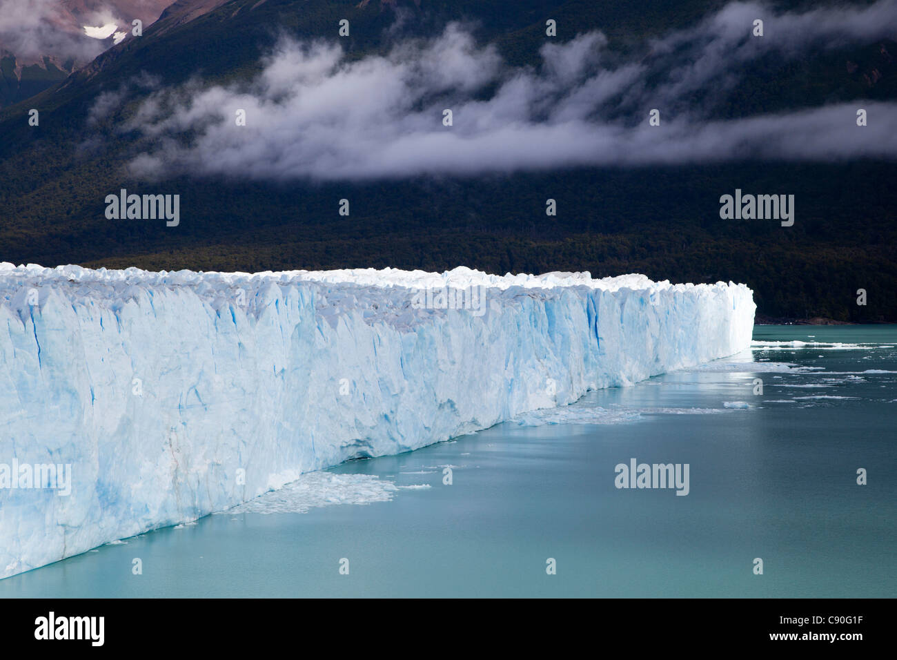 Perito Moreno-Gletscher, Lago Argentino, Nationalpark Los Glaciares, in der Nähe von El Calafate in Patagonien, Argentinien Stockfoto