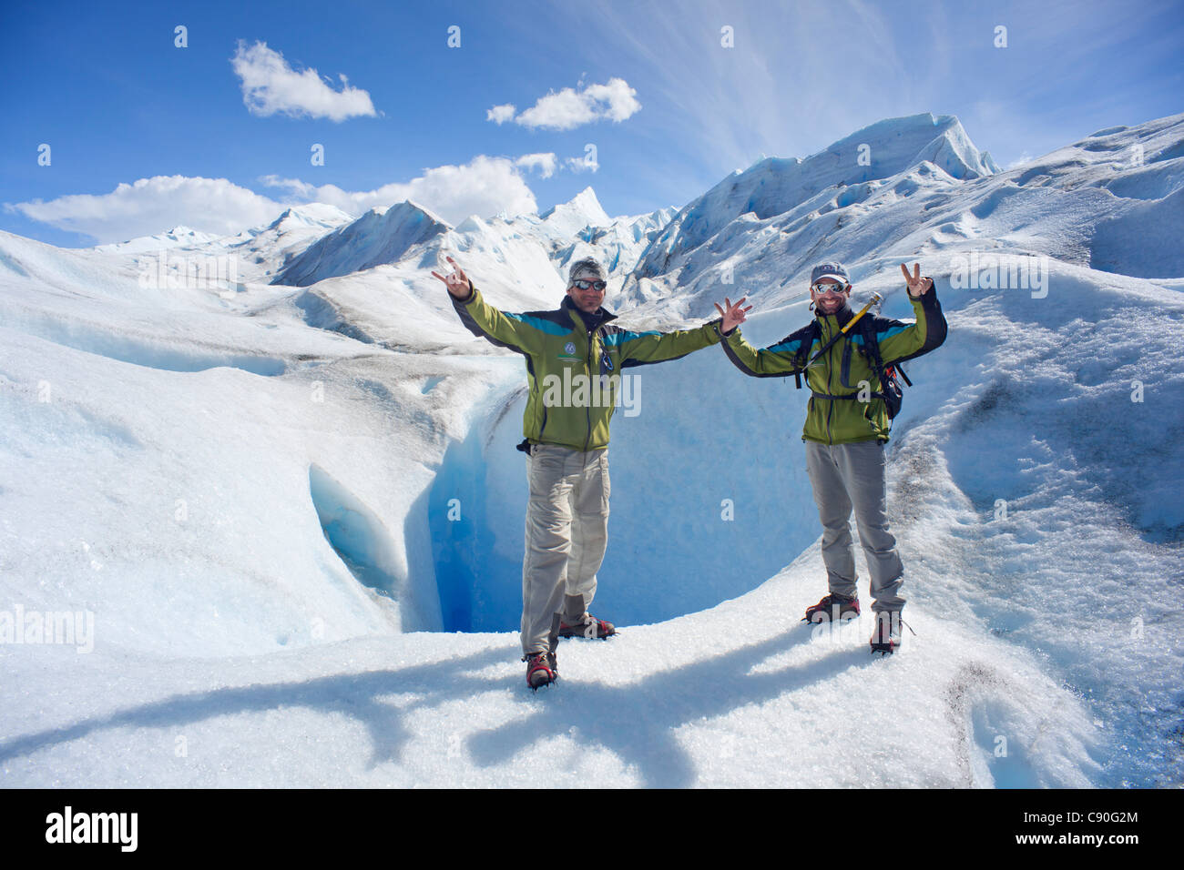 Reiseleiter vor ein Eis Höhle Eis trekking Perito Moreno Gletscher Lago Argentino Los Glaciares National Park in der Nähe von El Calafa Stockfoto