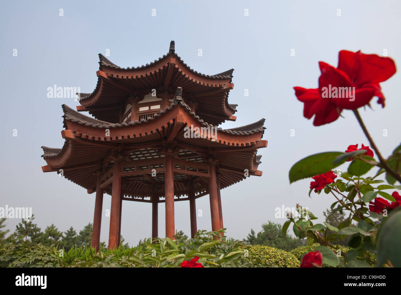 Pavillon auf der riesigen Wildgans Pagode Da Yanta in der Nähe von Xi ' an, Provinz Shaanxi, Volksrepublik China Stockfoto