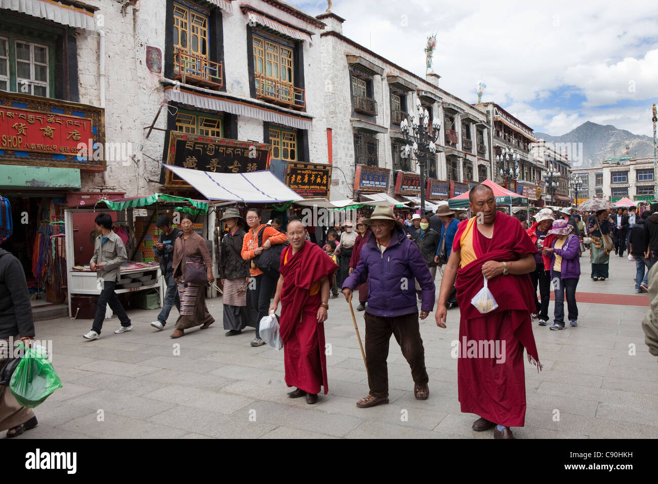 Buddhistische Pilger in Lhasa, autonomes Gebiet Tibet, Volksrepublik China Stockfoto