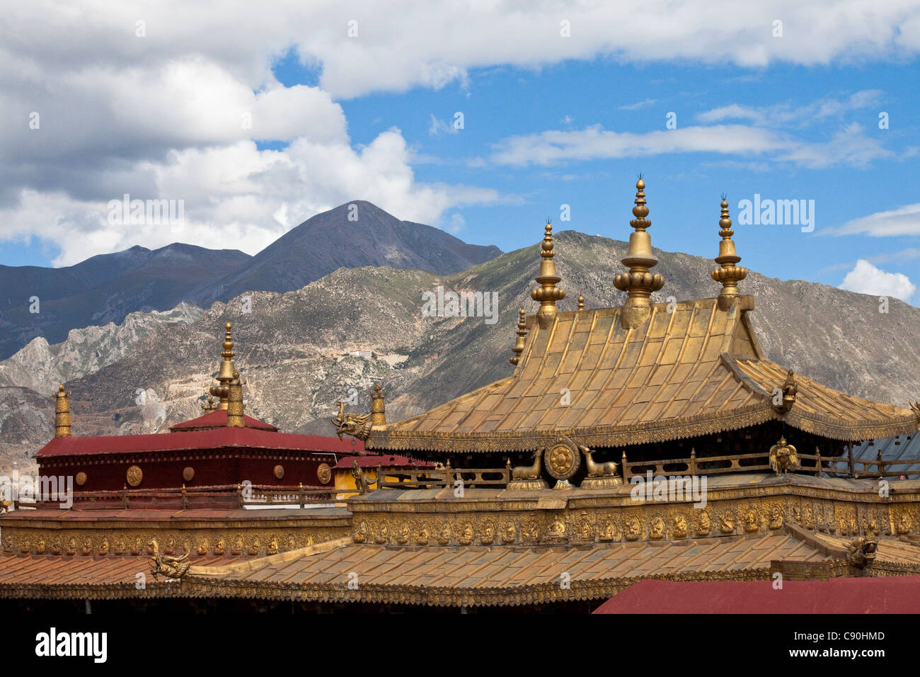 Dächer der nationalen Sanktuarios buddhistische Jokhang-Kloster im historischen Teil der Stadt Lhasa Transhimalaya Berge Tibe Stockfoto