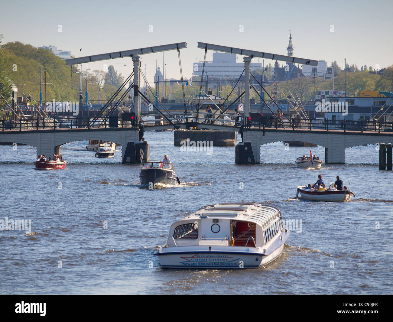 Verkehrsreichen Zentrum viele Boote auf dem Fluss Amstel, in der Stadt von Amsterdam, Niederlande Stockfoto