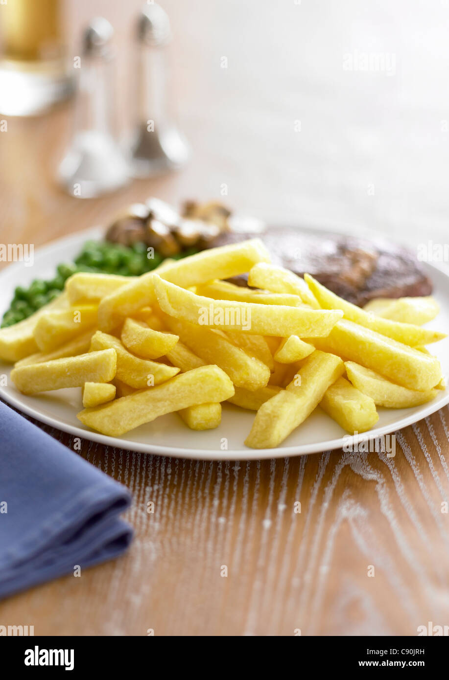 Chips mit Steak und Erbsen Stockfoto