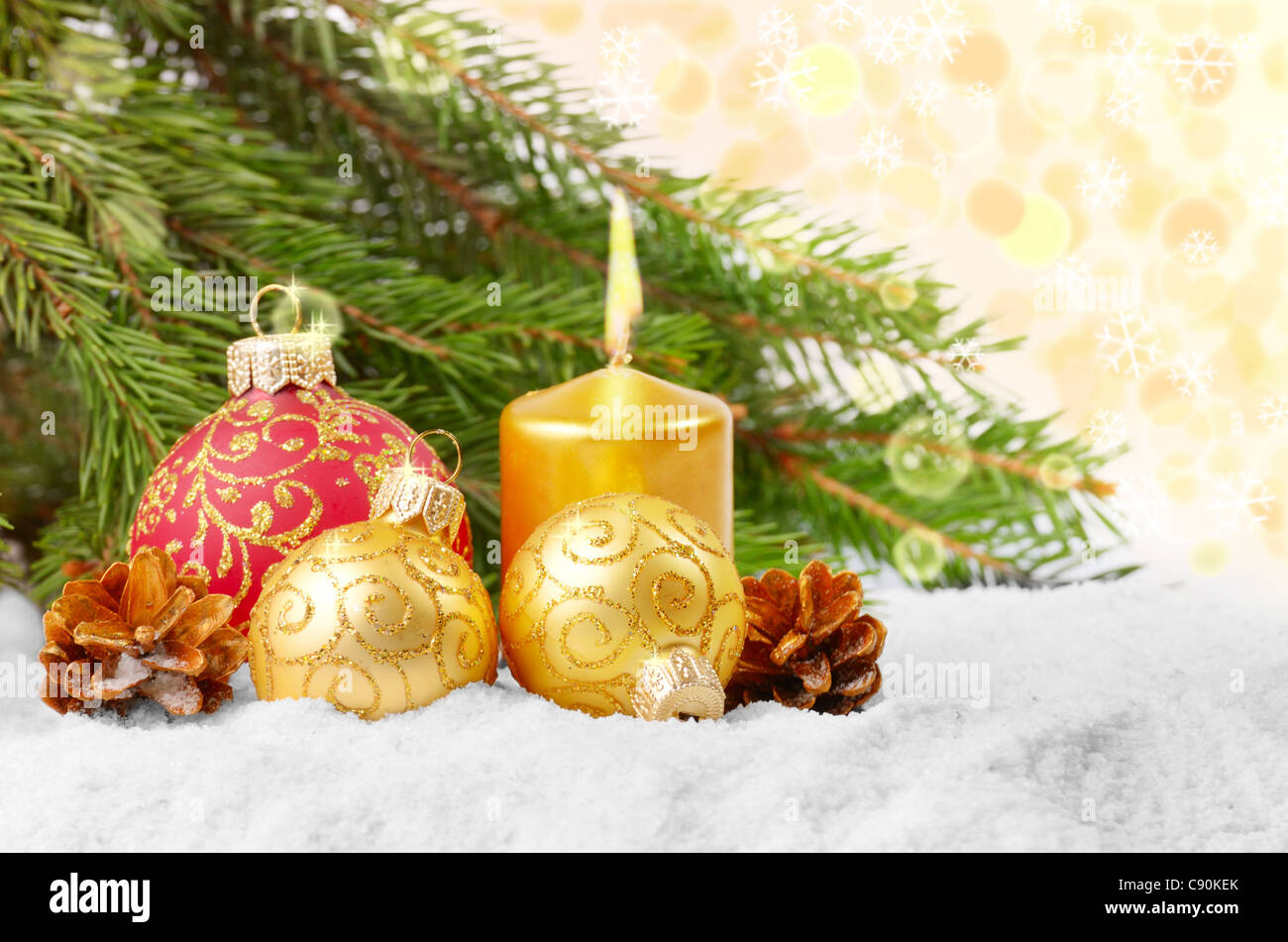 Weihnachtskugeln mit gold Kerze in weiß Stockfoto