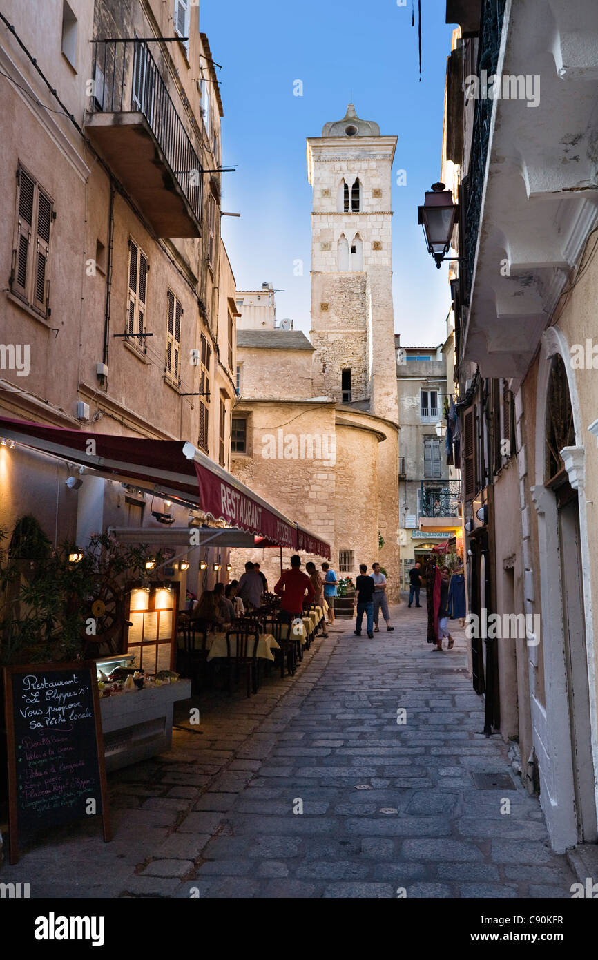 Straße in der alten Stadt Bonifacio mit Kirche st. Marie Gewalt, Haute-Ville, Korsika, Frankreich, Europa Stockfoto