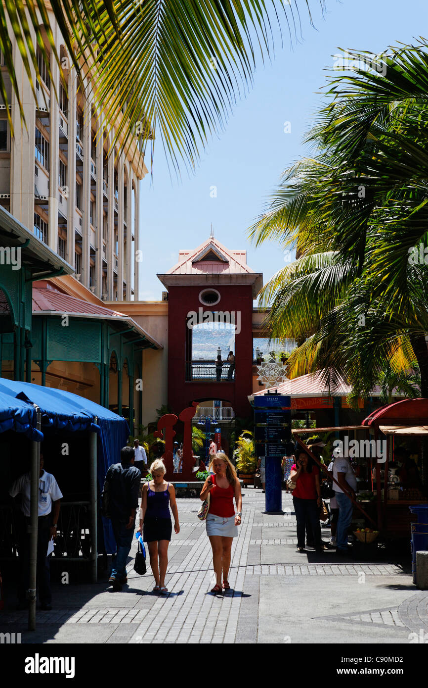 Menschen vor dem Le Caudan Waterfront Shopping Center, Port Louis, Mauritius, Afrika Stockfoto