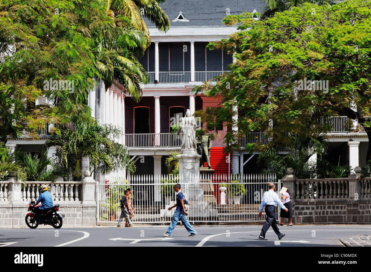 Menschen und Statue vor Government House, Port Louis, Mauritius, Afrika Stockfoto