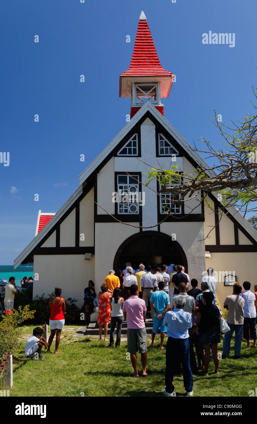 Menschen vor der Kapelle Notre Dame Auxiliatrice unter blauem Himmel, Cap Malheureux, Mauritius, Afrika Stockfoto