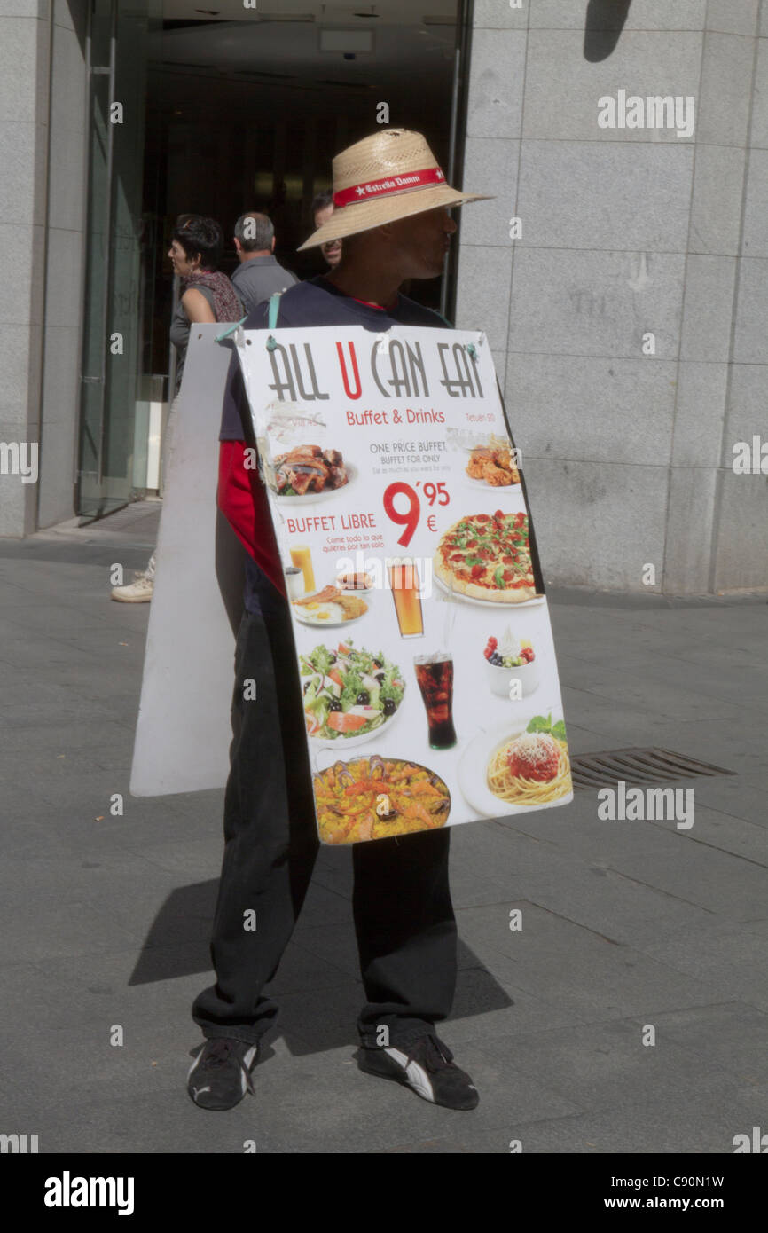 Mann trägt Sandwich Werbetafel der Speisekarte "unterzeichnen in Madrid Spanien Stockfoto