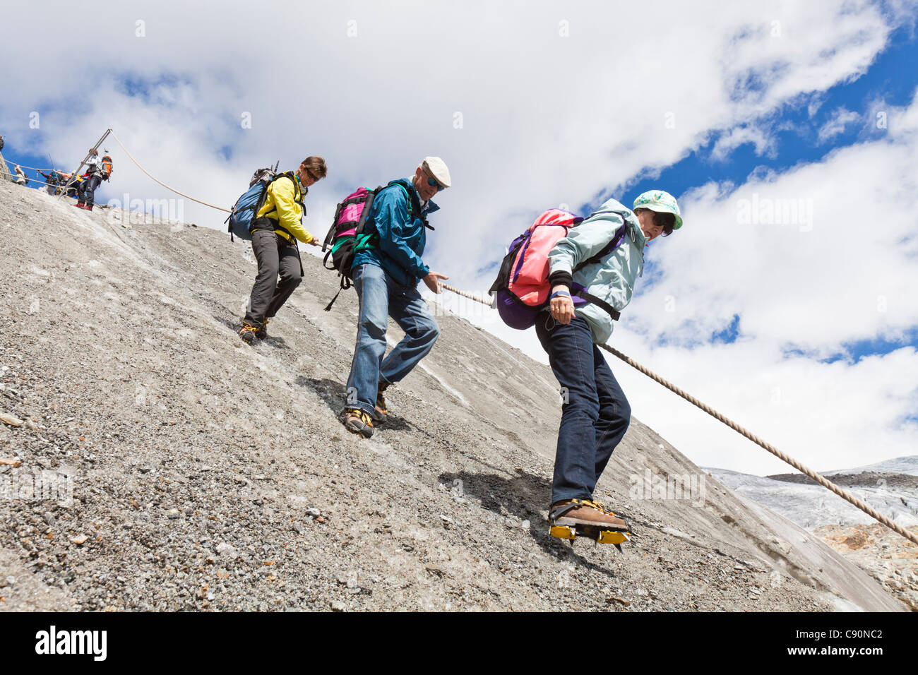 Wanderer auf Gornergletscher, Wanderweg zum Monte-Rosa-Hütte, Zermatt, Kanton Wallis, Schweiz, Myclimate Audio-Spur Stockfoto