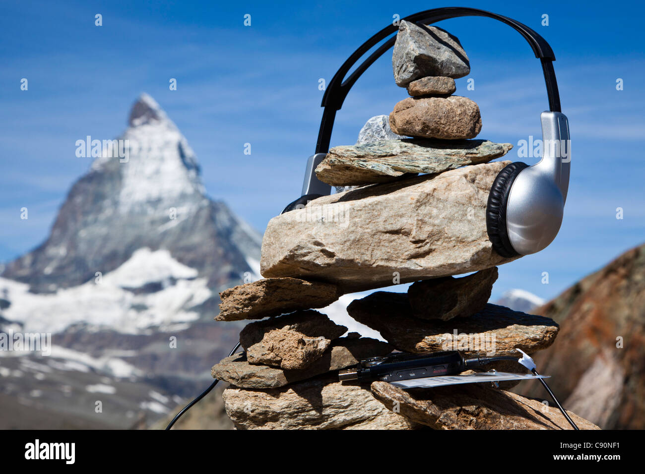 Kopfhörer auf einen Cairn (Myclimate Audio-Spur), Matterhorn im Hintergrund, Zermatt, Kanton Wallis, Schweiz Stockfoto