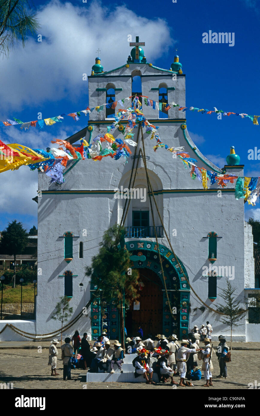 Im Dorf San Juan Chamua Volk Tzotzil Maya Abstammung feiern Sie die traditionellen Festivals außerhalb einer Kirche. Stockfoto