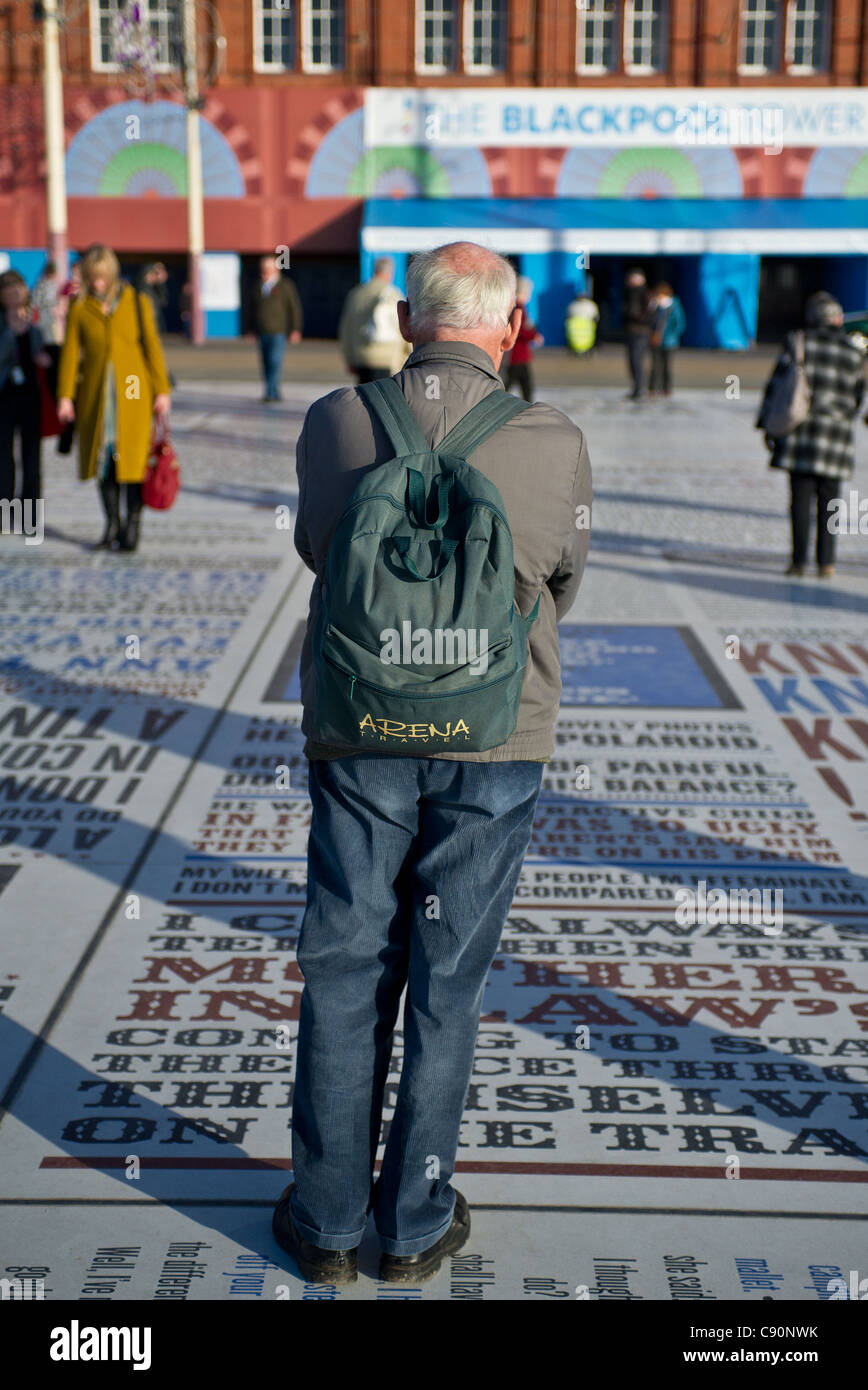 Ein Mann steht auf dem Comedy-Teppich auf Blackpool Promenade Stockfoto
