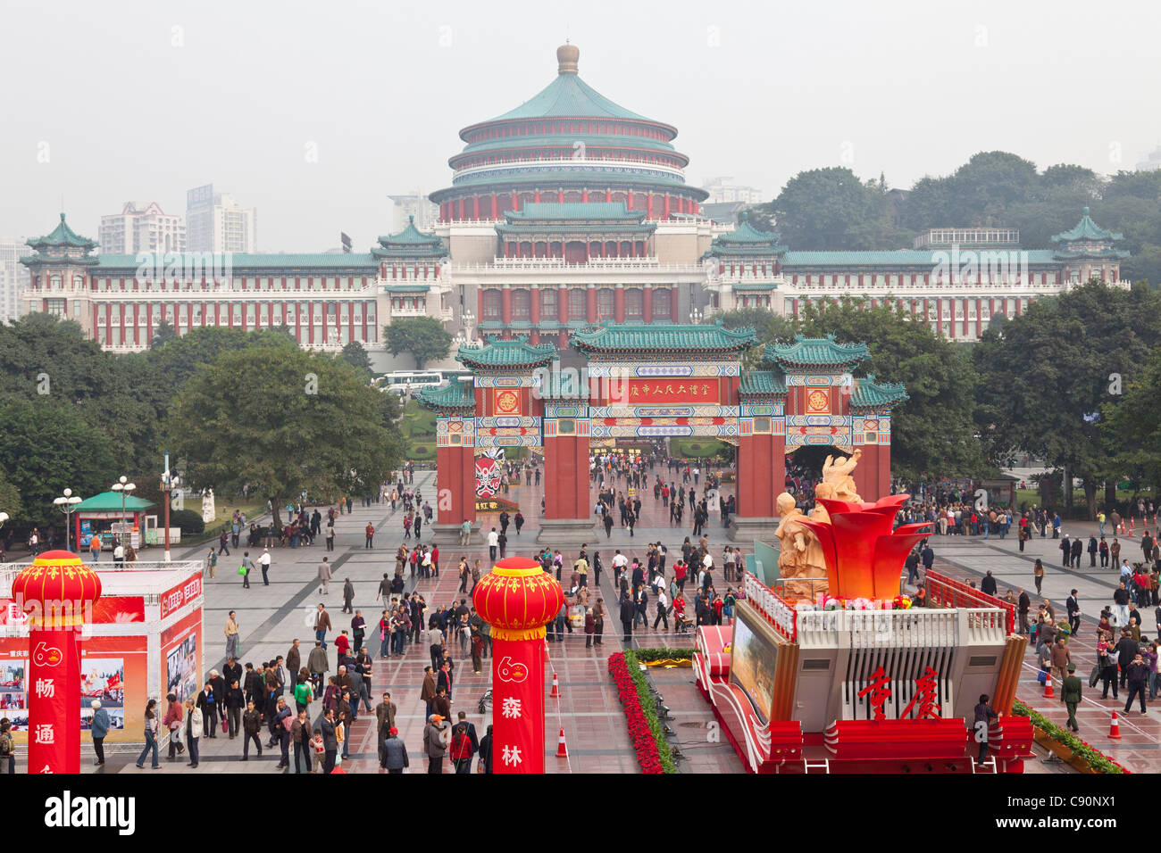 Jahrhunderthalle und Peoples Square Renmin Guangchang mit einer Masse von Menschen touristische Attraktion Chongqing Leute Republik von Kinn Stockfoto