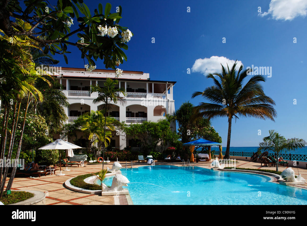 Pool in der Sonne vor Serena Inn Hotel, Stonetown, Zanzibar City, Sansibar, Tansania, Afrika Stockfoto
