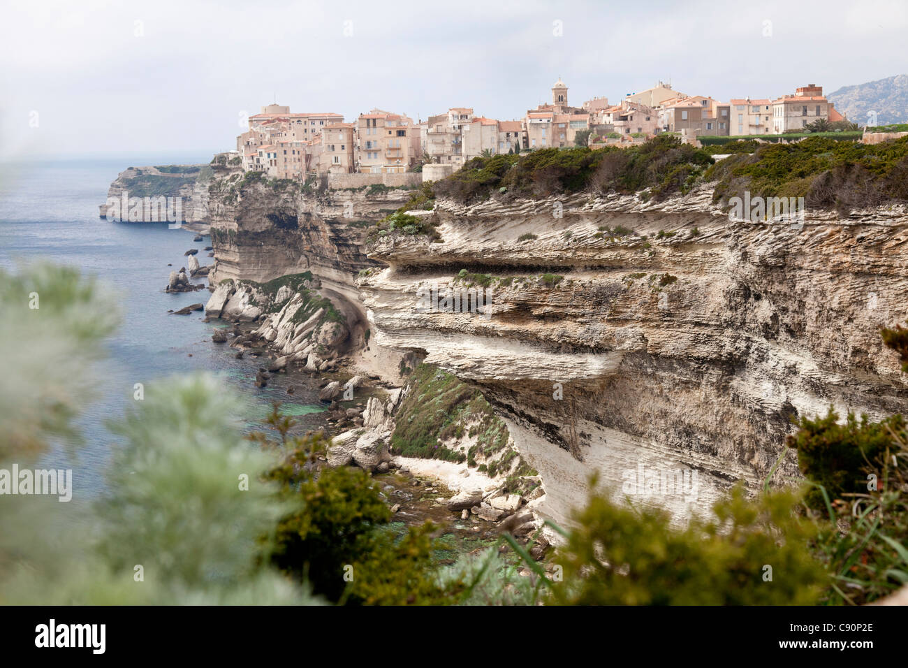 Dorf von Bonifacio oben auf den Klippen über dem Meer Mittelmeer Südspitze der Insel Korsika Bonifacio Korsika F Stockfoto