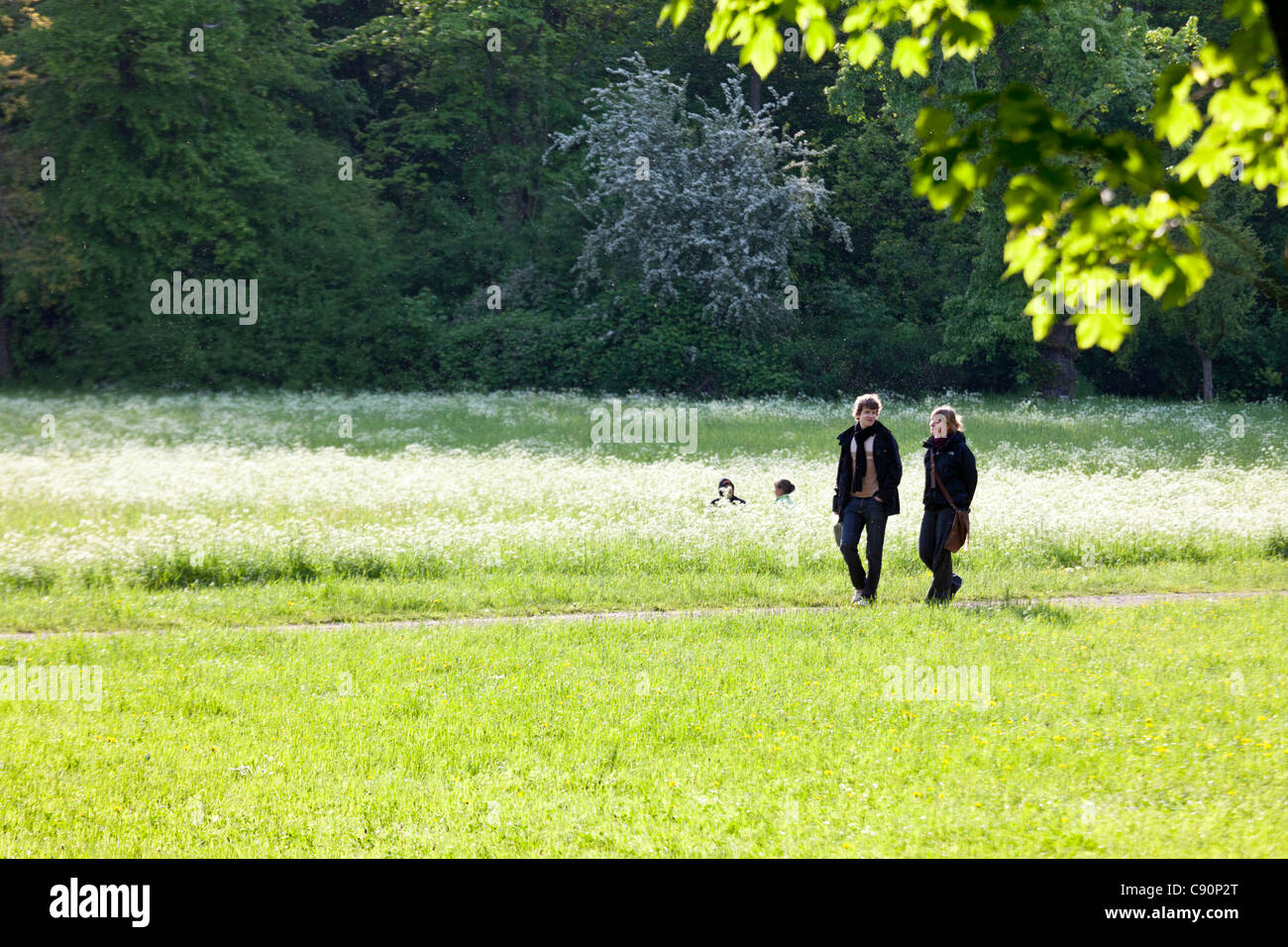Paar, ein Spaziergang durch Clara-Zetkin-Park, Leipzig, Sachsen, Deutschland Stockfoto