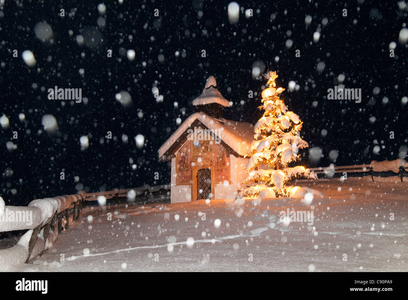 Kapelle mit Weihnachtsbaum bei Schneefall, Elmau, Oberbayern, Deutschland, Europa Stockfoto