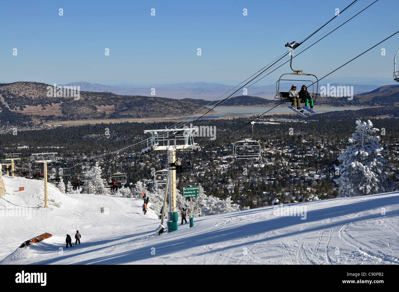 Skipiste mit Sesselbahn im Skigebiet in Big Bear Lake, San Bernadino Mountains, Kalifornien, USA, Amerika Stockfoto