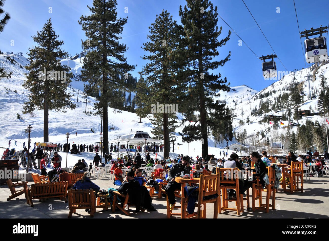 Menschen im Skigebiet Squaw Valley in der Nähe von Lake Tahoe, Nord-Kalifornien, USA, Amerika Stockfoto