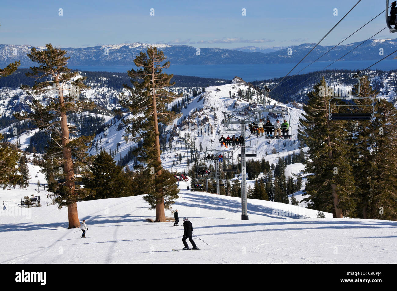 Skipiste und Sesselbahn im Skigebiet Squaw Valley in der Nähe von Lake Tahoe, Nord-Kalifornien, USA, Amerika Stockfoto