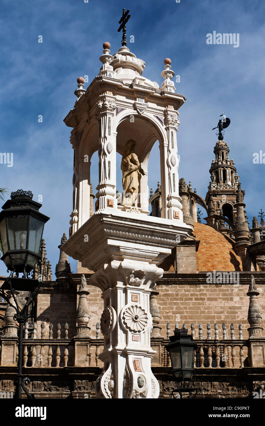 Detail der Plaza Virgen de Los Reyes und Kathedrale von Sevilla, Catedral de Santa María De La Sede, Sevilla, Spanien Stockfoto