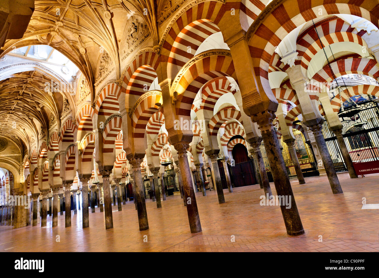 Maurische Säulen und Bögen in der Mezquita, Cordoba, Spanien Stockfoto