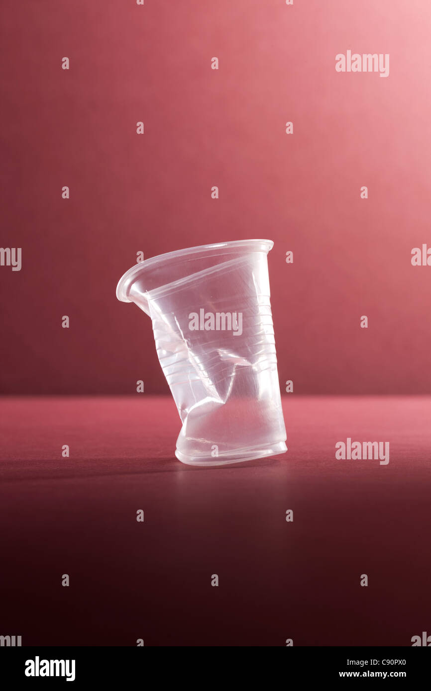 Zerkleinerte leeren Plastikbecher, Stillleben Stockfoto
