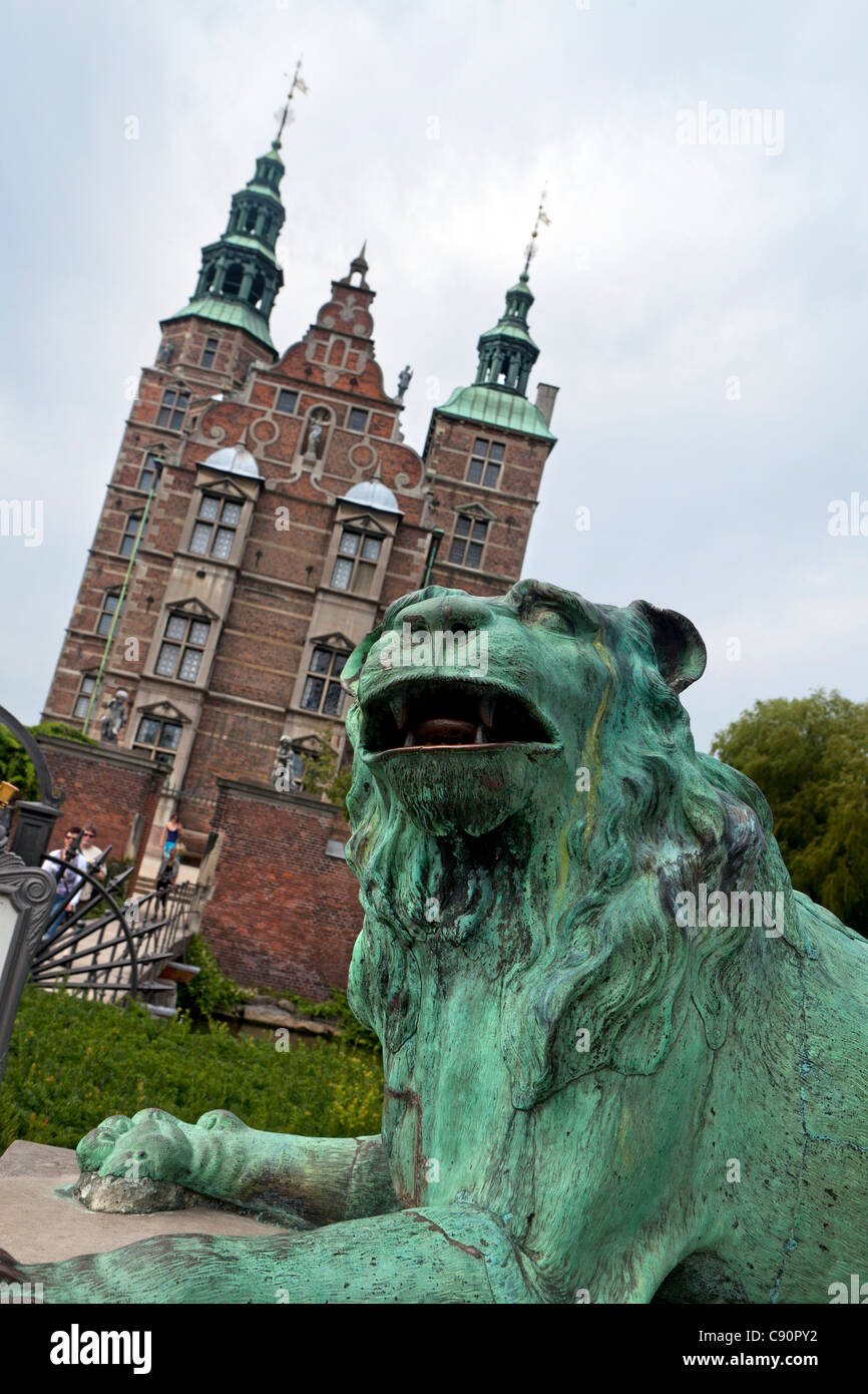 Löwe Skulptur vor Rosenborg Slot, Kongens Have, Kopenhagen, Dänemark Stockfoto