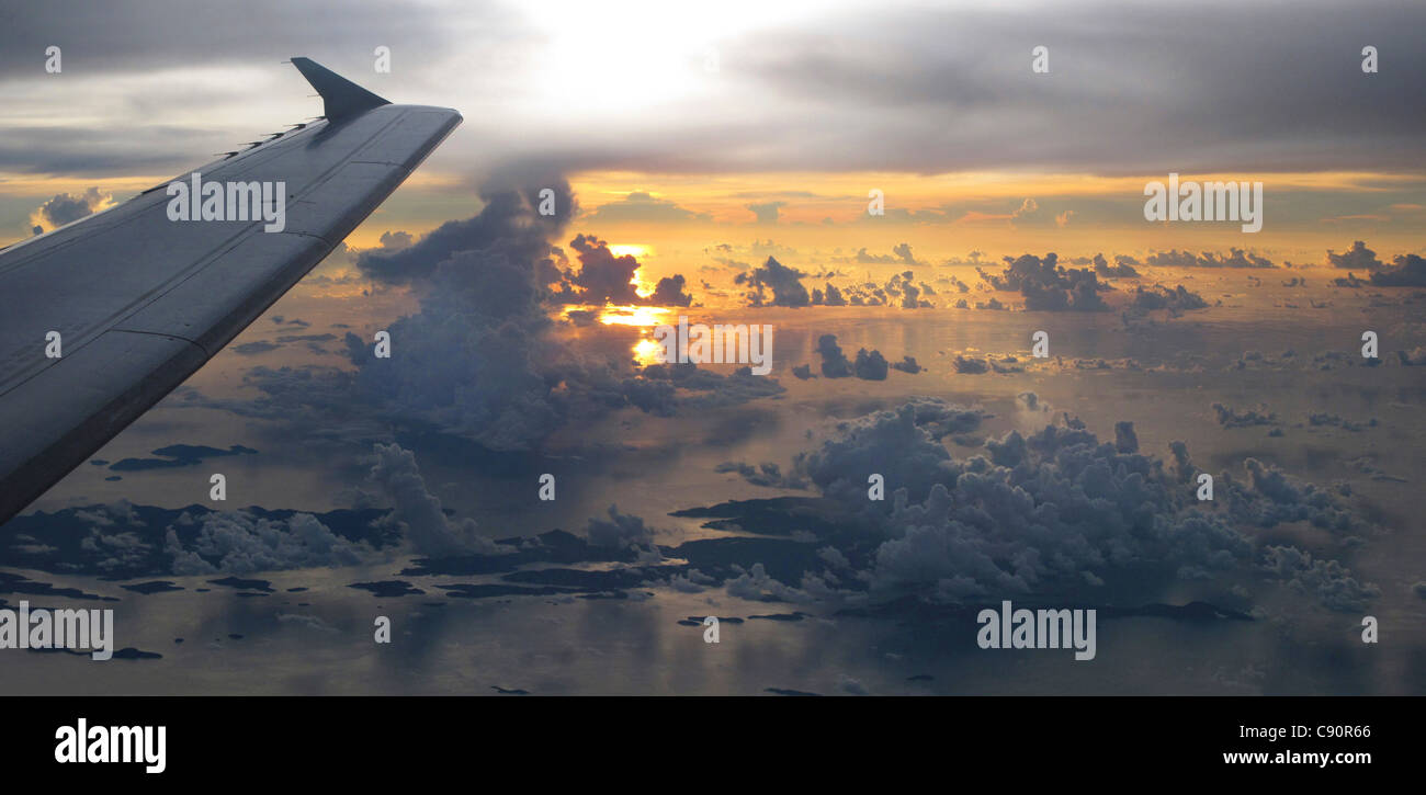 Blick aus einem Flugzeug auf Archipele unter den Wolken Stockfoto