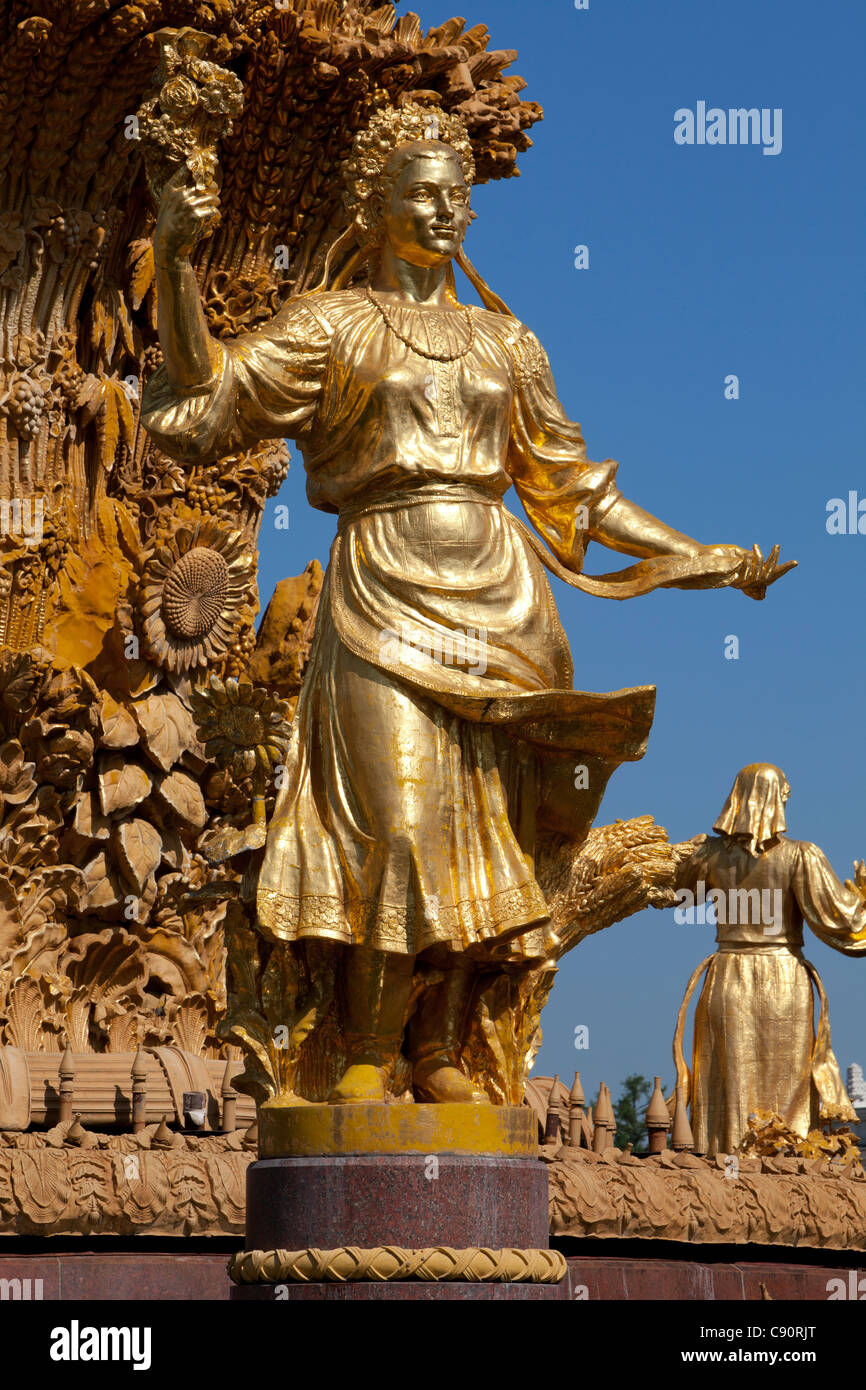 Detail der goldenen Freundschaft der Nationen Brunnen im All-Russian Exhibition Center in Moskau, Russland Stockfoto