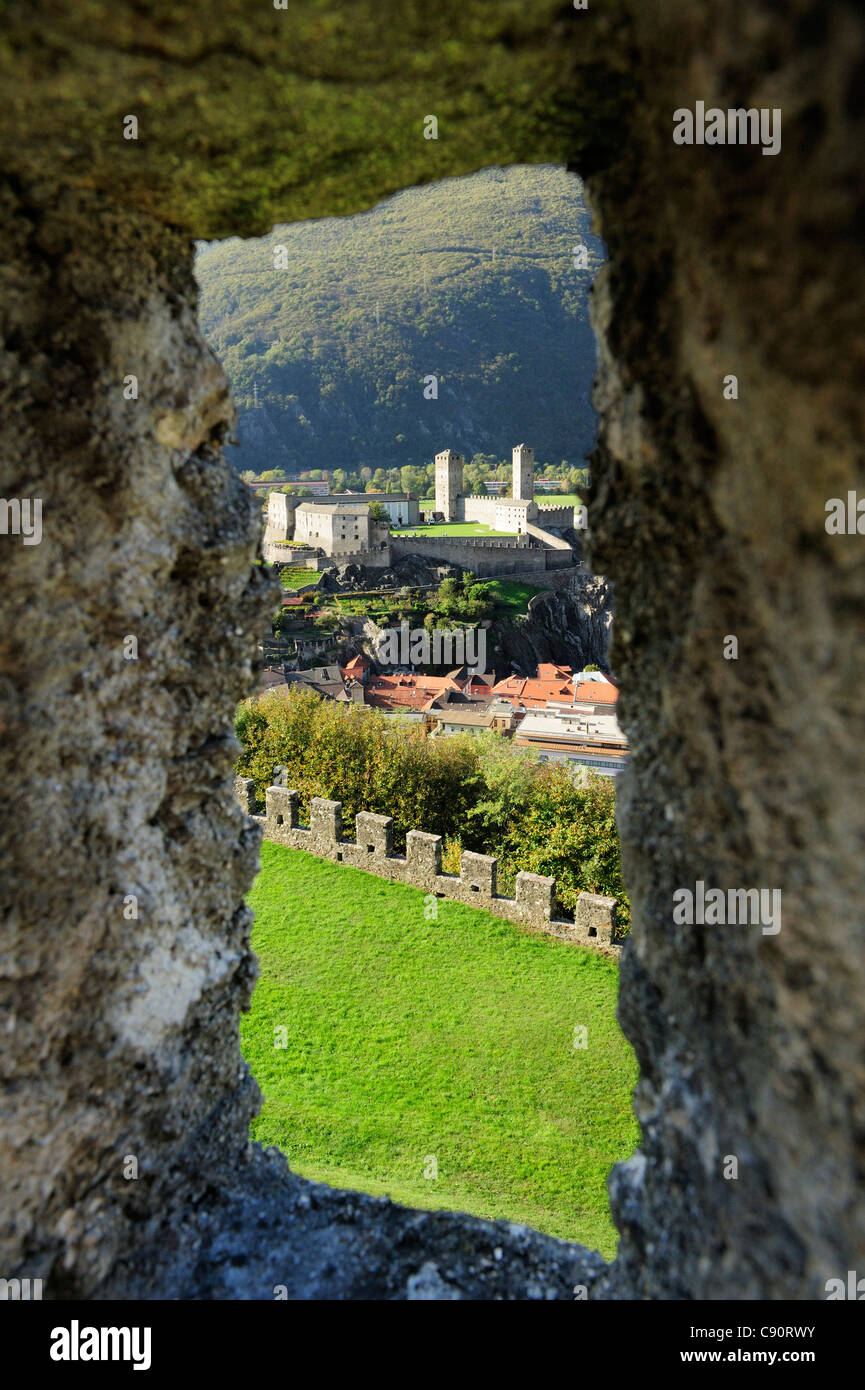 Pfeil-Schlitz des Schlosses Montebello mit Blick auf Castelgrande, Bellinzona, UNESCO World Heritage Site Bellinzona, Ticino, Schweiz Stockfoto