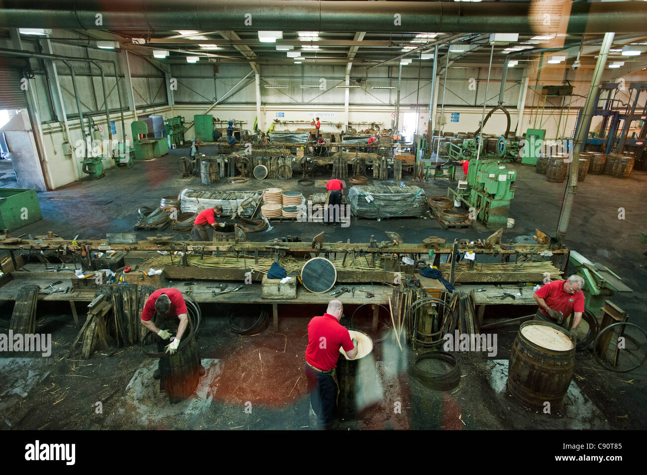 Fass-Maker bei Speyside Cooperage, Craigellachie, Aberdeenshire, Schottland Stockfoto