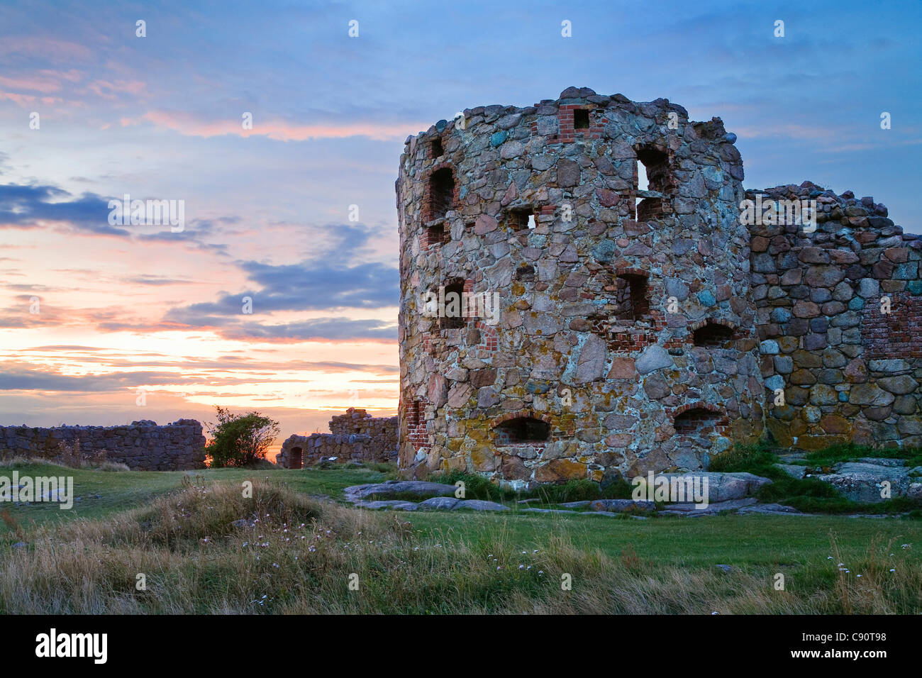 Abendrot über den Ruinen der Burg Hammershus, Bornholm, Dänemark, Europa Stockfoto