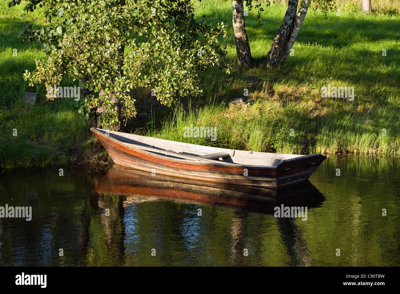 Ruderboot am Ufer von einem See, Schweden, Skandinavien, Europa Stockfoto