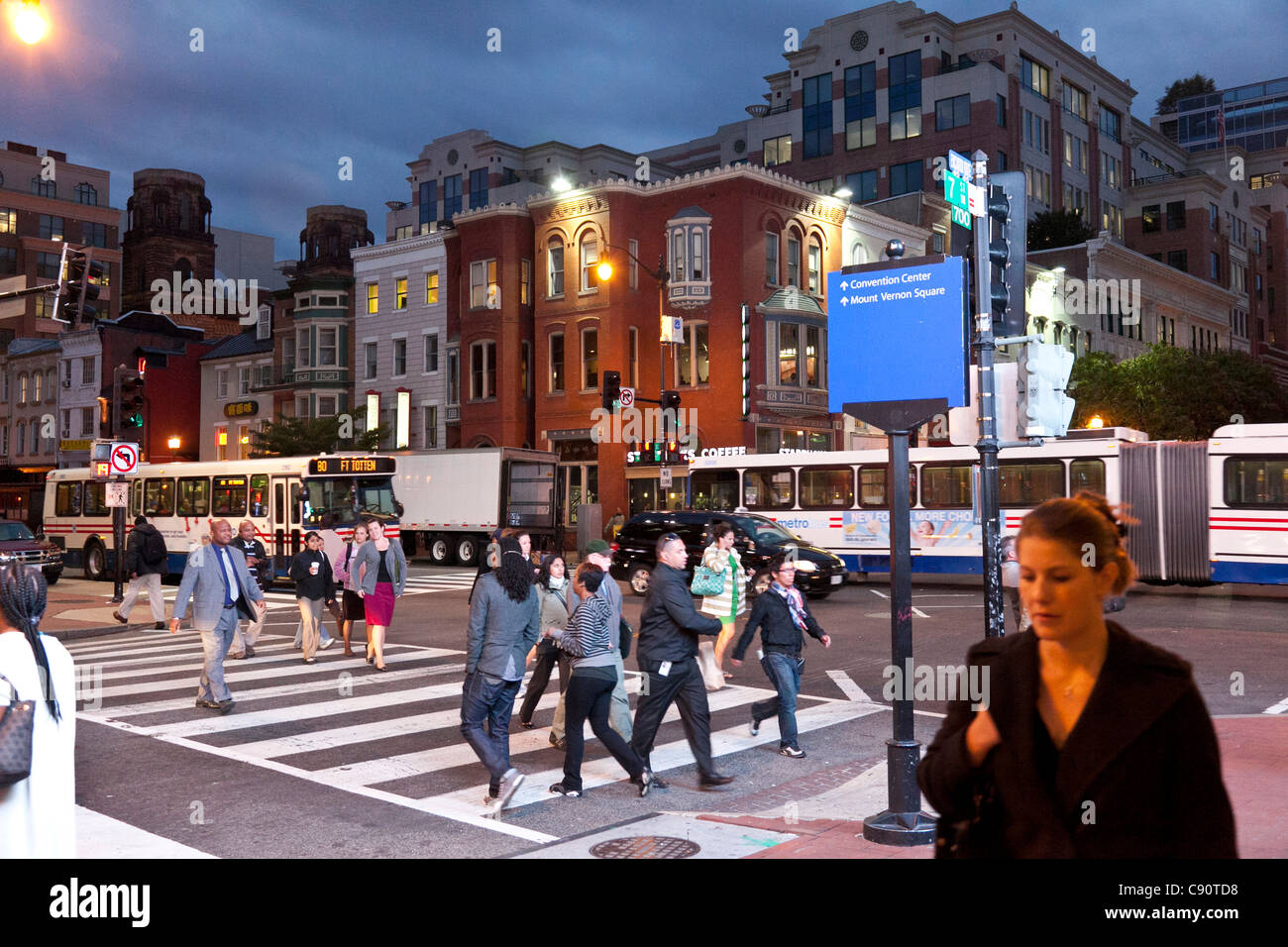 Kreuzung an der Dämmerung, Chinatown, Washington, District Of Columbia, Vereinigte Staaten von Amerika, USA Stockfoto