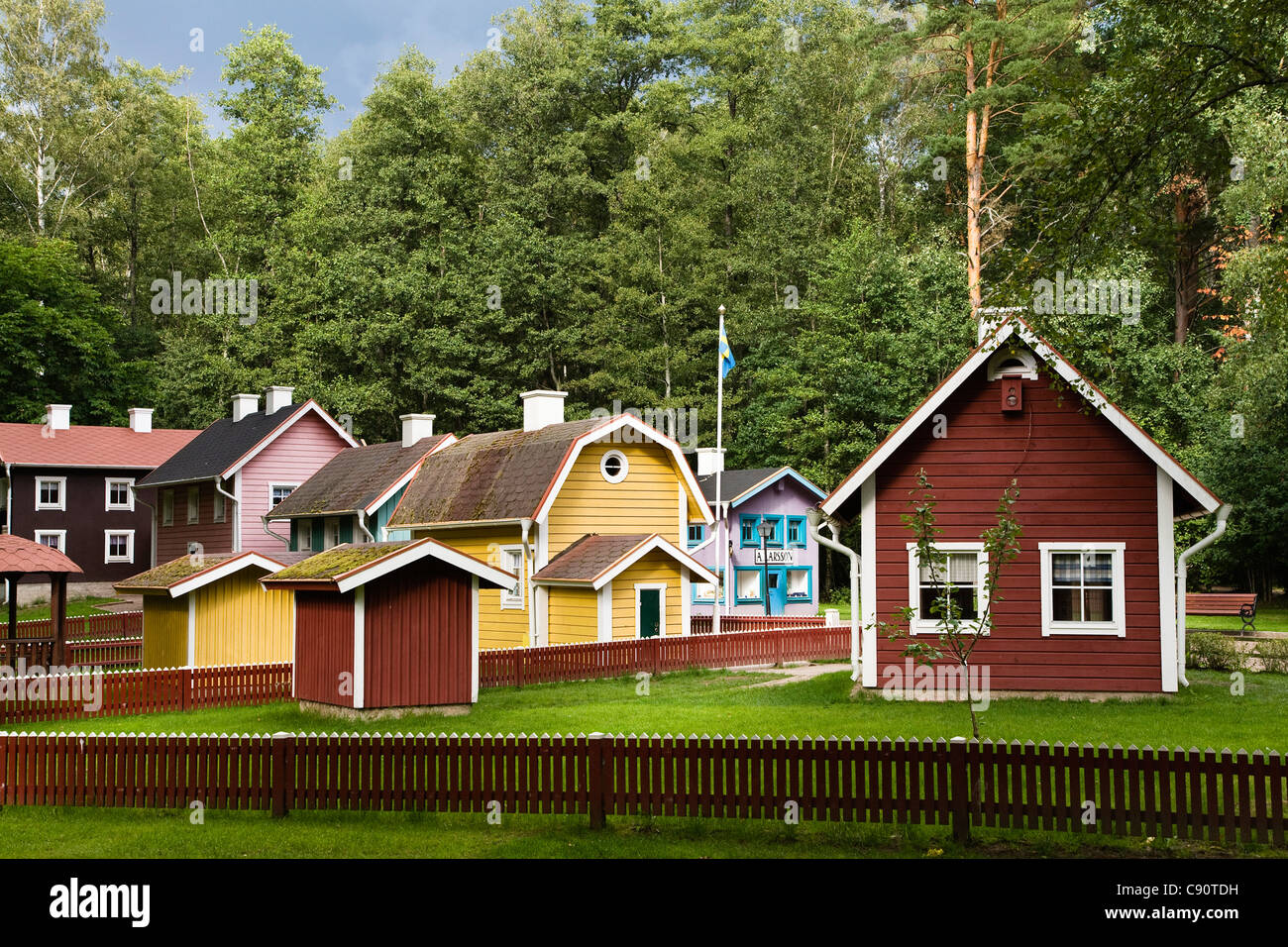 Holzhäuser am Astrid Lindgren Vaerld, Astrid Lindgren World, Vimmerby, Småland, Südschweden, Europa Stockfoto