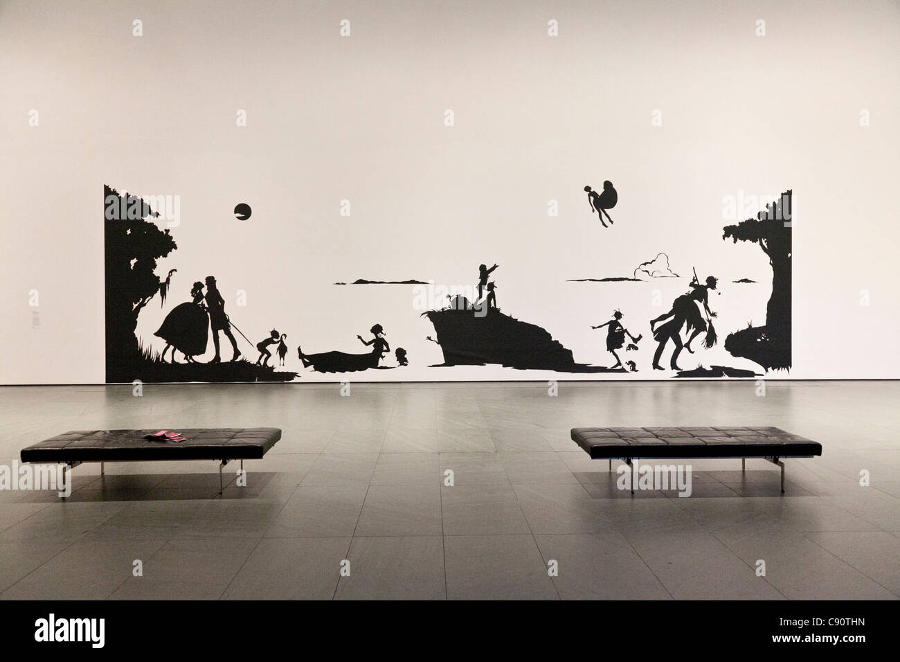 Scherenschnitt Kunst Arbeit Eingangshalle des Museums Bänke Museum of Modern Art MoMa Manhattan New York City Vereinigte Staaten von amerik. Stockfoto