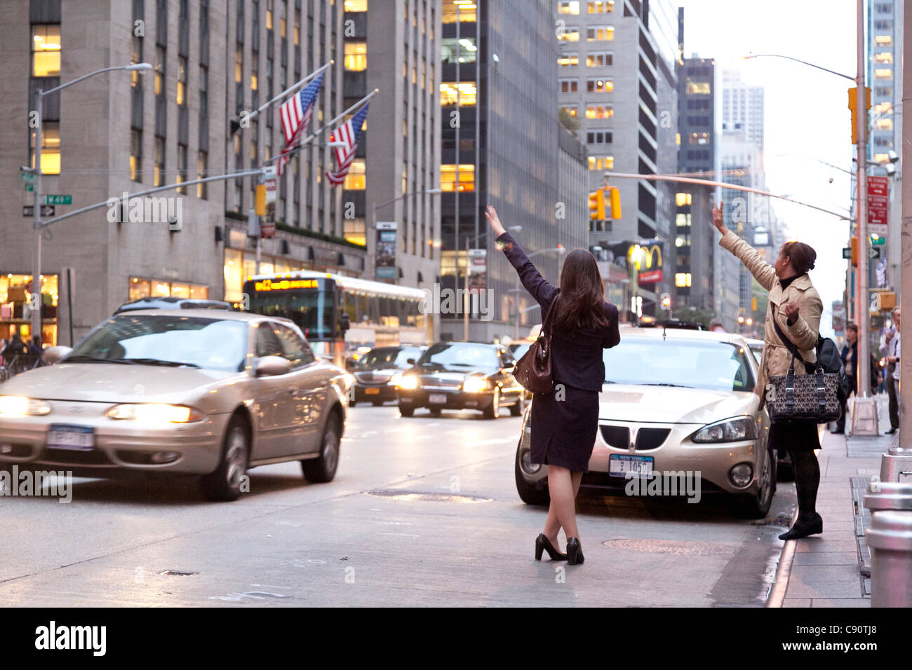 Frauen halten Taxis, Manhattan, New York City, United States of America, USA Stockfoto