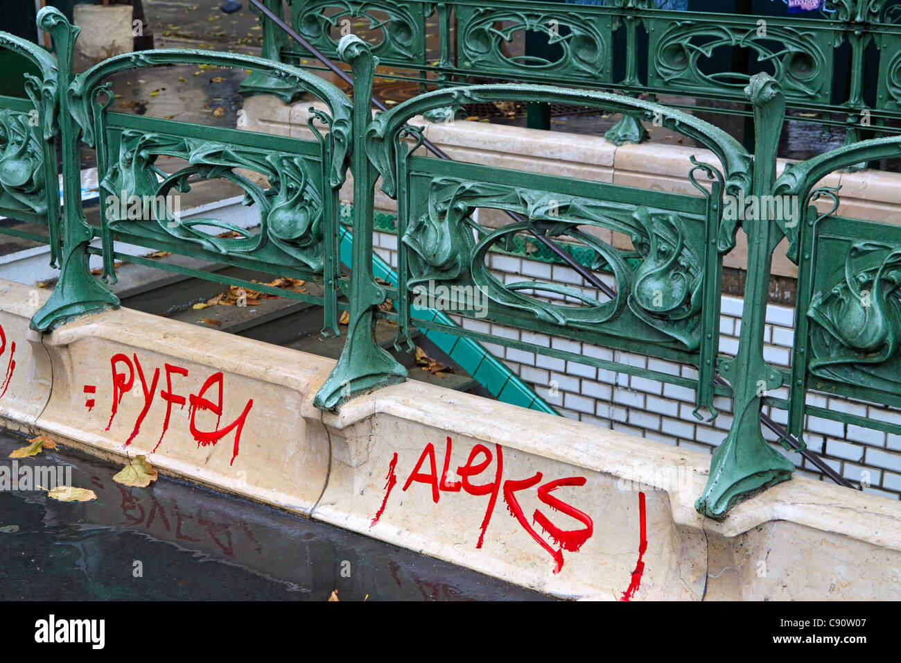 Jugendstil Galerie und rot Graffiti, Paris. Schöne Jugendstil-Geländer einer Metro-Station ist mit hässlichen Graffitis gegenübergestellt. Stockfoto