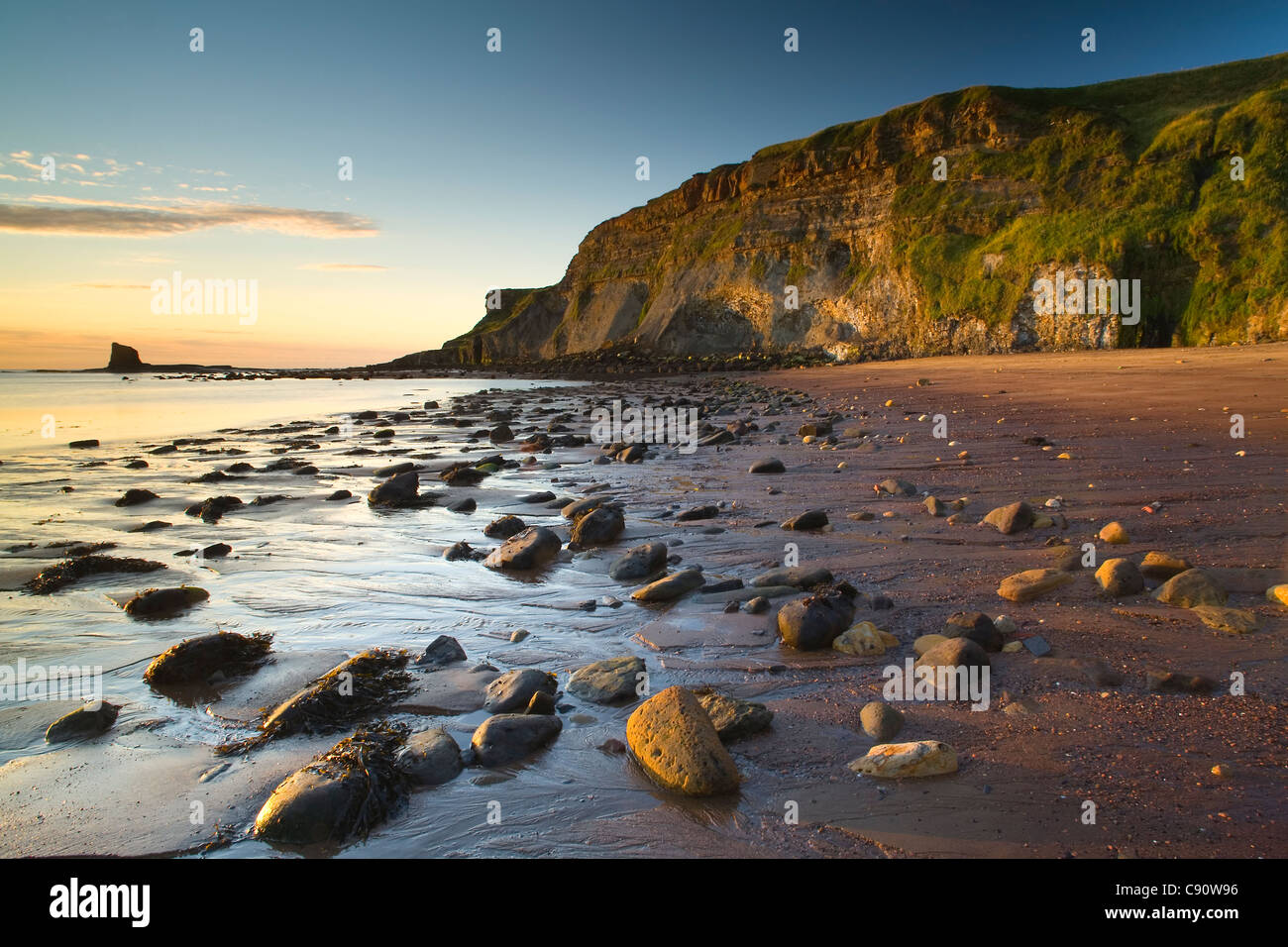 Die Klippen an der Küste von Norfolk in der Nähe von Hunstanton sind ein Ort von grossem geologischen Interesse mit dramatischen Farbe Kontrast Stockfoto