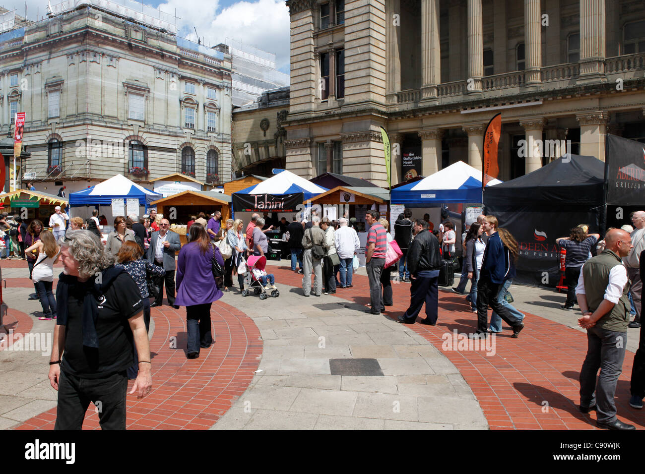 Massen auf verschiedenen Ständen auf dem Birmingham International Food Fair 2011 im Zentrum Stadt stattfand. Stockfoto