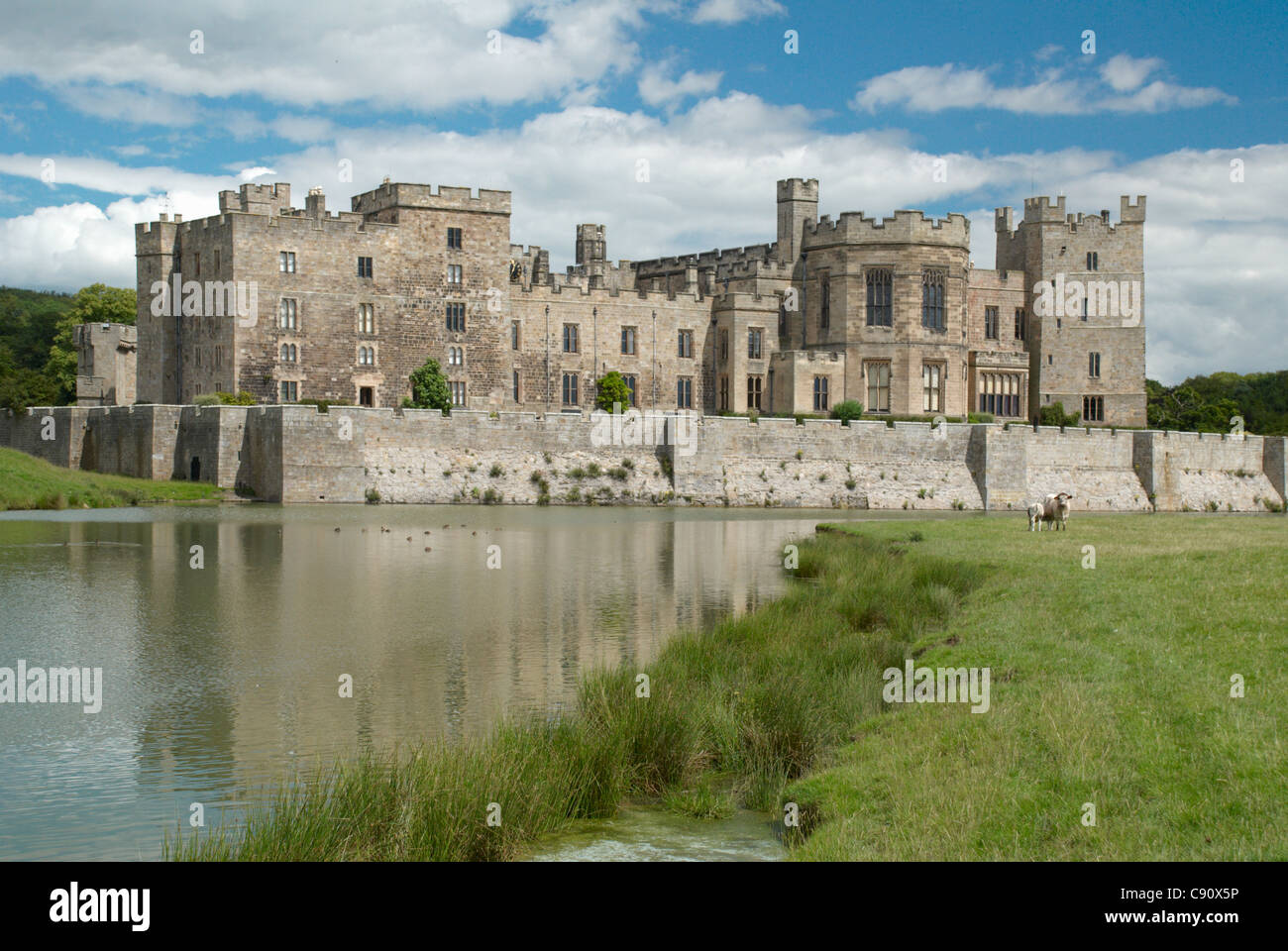 Raby Castle ist eine historische 14. Jahrhundert befestigte Burg mit weitläufigen Gärten für die Öffentlichkeit zugänglich ist. Stockfoto