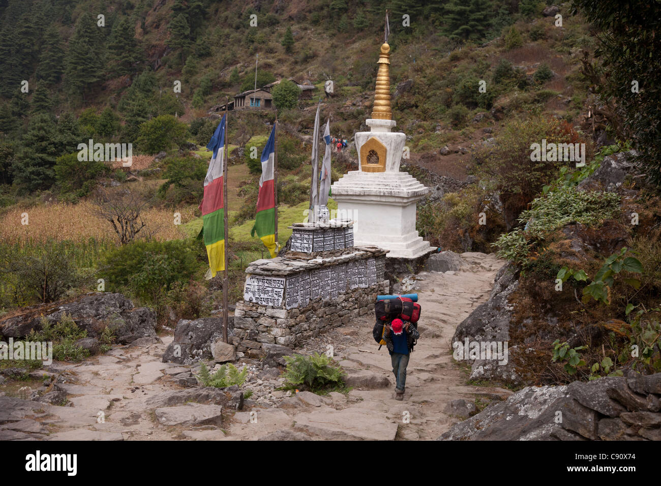 Sherpa-Porter zu Fuß bergauf, Sagarmatha Nationalpark, Dhud Khosi-Tal, Nepal Stockfoto