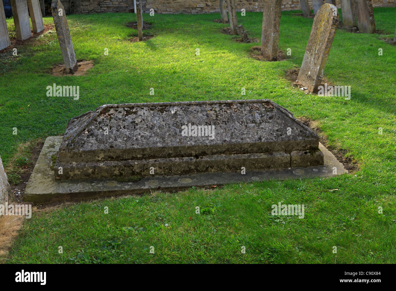 Grab von John Clare, Helpston, Cambridgeshire, Großbritannien. Der Grabstein liegt in der Kirchhof der St. Botolph's Kirche. Stockfoto