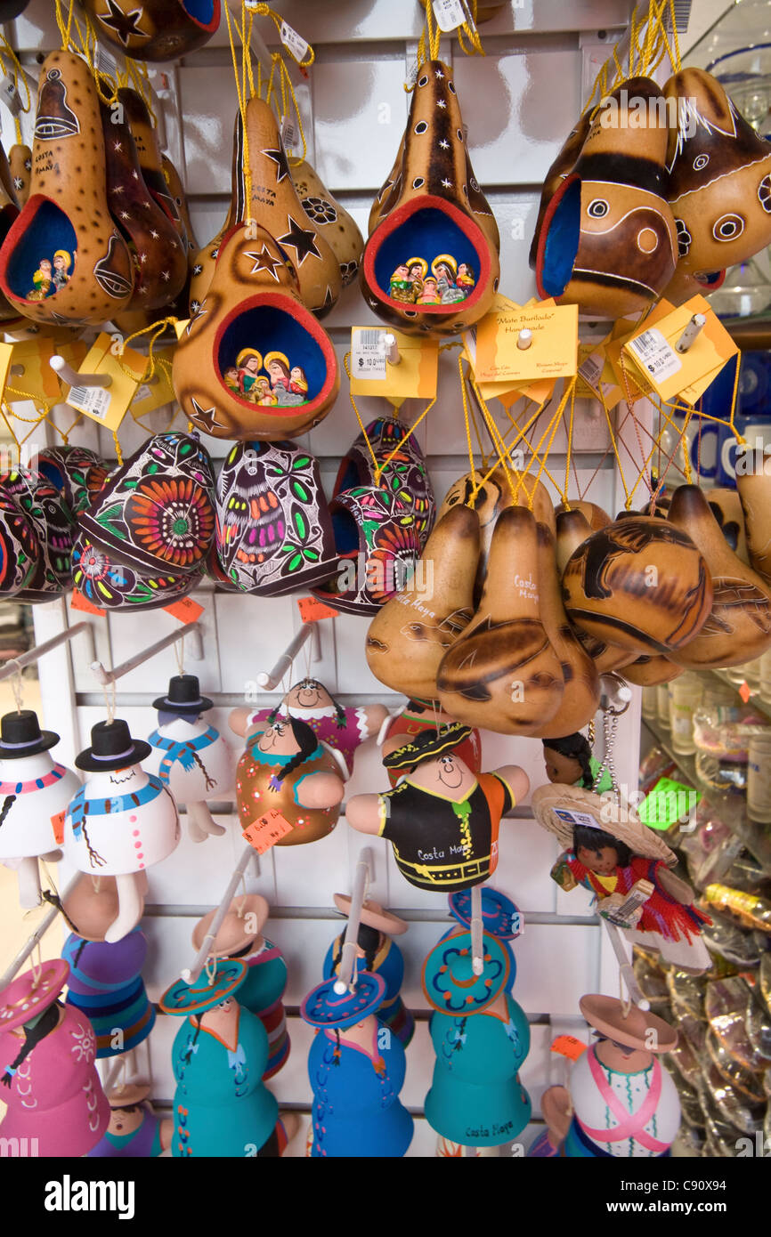 Souvenir-Shops der Costa Maya zeigen traditionelle Keramik und Holz geschnitzt waren. Mexiko. Stockfoto