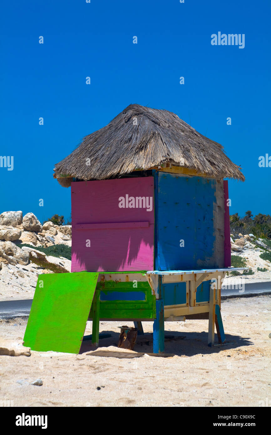 Die Küste von Quintana Roo hat großen Ferienorten wie Cozumel und es gibt kleine bunt bemalte Strandhütten, Verkauf von Lebensmitteln Stockfoto