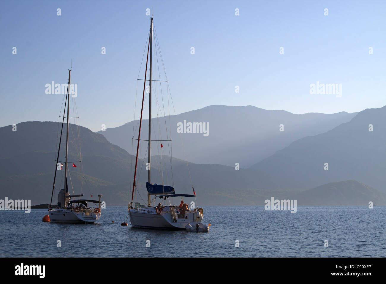 Segelboote in der Morgendämmerung in Karacaoren Bay, Türkei, Lykische Küste Stockfoto