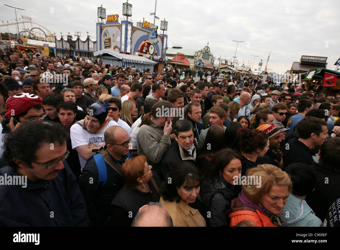 Riesige Menschenmenge vor einem geschlossenen Bier-Pavillon am ersten Tag des Oktoberfestes in München. Stockfoto