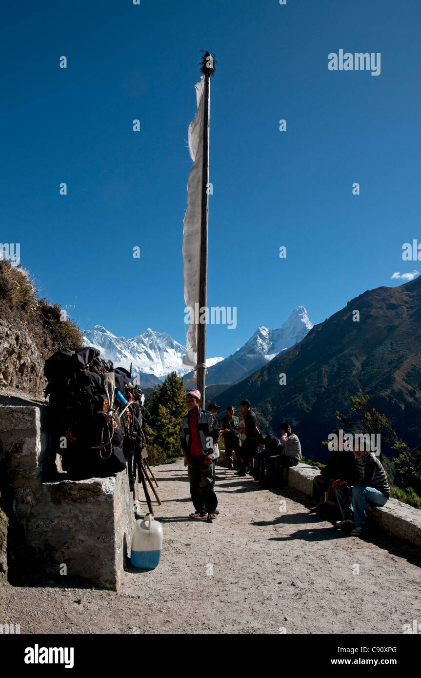 Die Strecke zum Everest Base Camp in den Ausläufern des Himalaya führt durch die Täler von Solu Khumbu und der Pfad hat Hütten Stockfoto